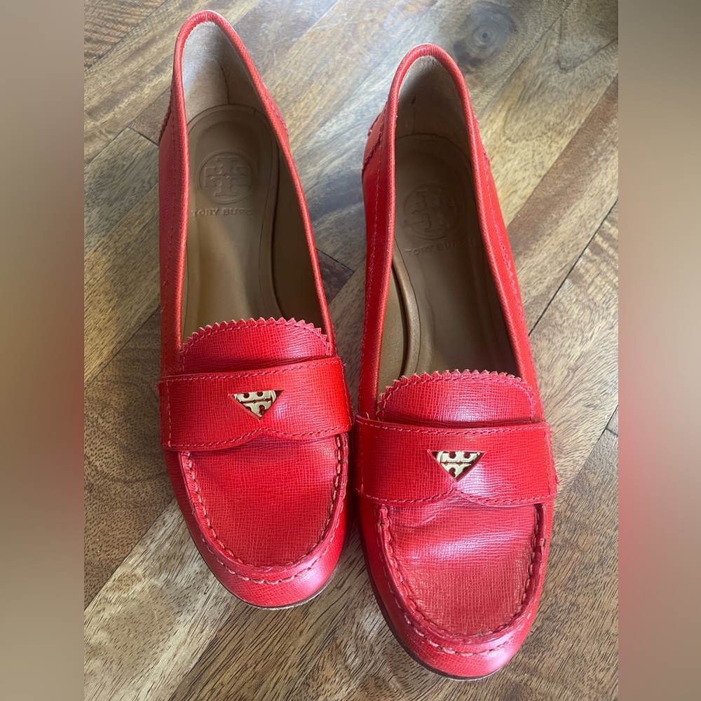 TORY BURCH
Leather Scalloped Accent Loafers Gold Logo sz 7M